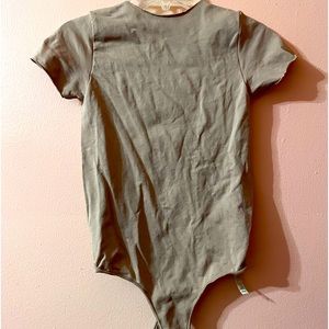 Gently Worn SKIMS Essential T-Shirt Bodysuit (Worn 2-3x)  Size- XXS/XS